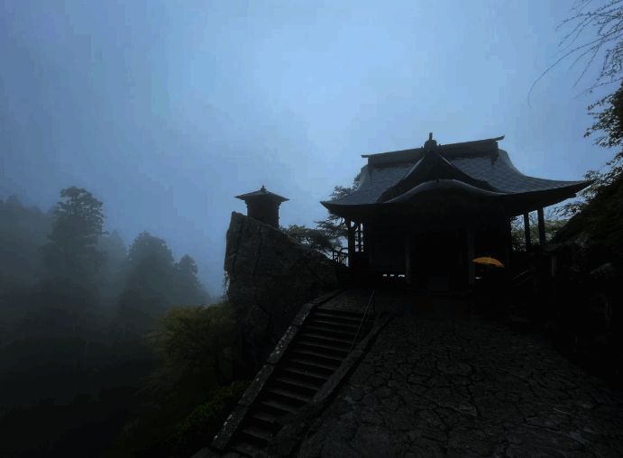 羊蹄山全景实景照片，山体呈典型的圆锥形状