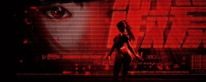 剑星角色展示战斗技能，手持光刃与敌人对峙