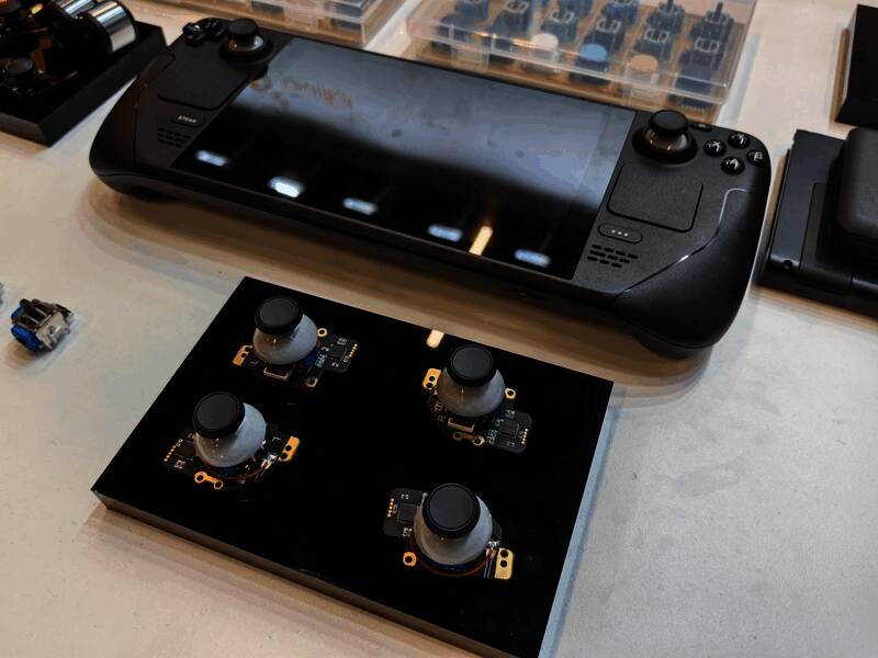 技术人员正在测试新型TMR摇杆模块的精准度与抗干扰能力