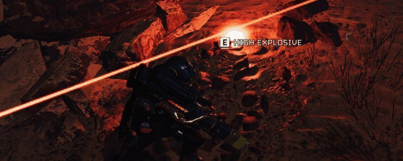 游戏中角色手持武器,正在躲避敌方投掷过来的手榴弹