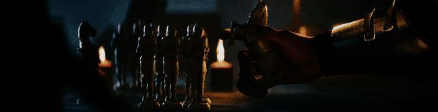 黄昏下的中世纪村庄全景，远处可见山脉轮廓与河流蜿蜒穿过田野