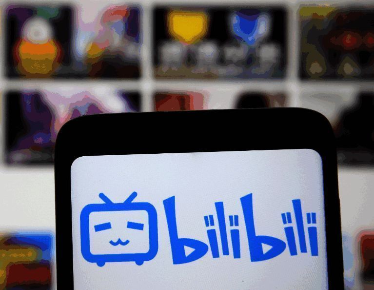 第三方视频下载工具界面示意图,展示链接粘贴与下载过程