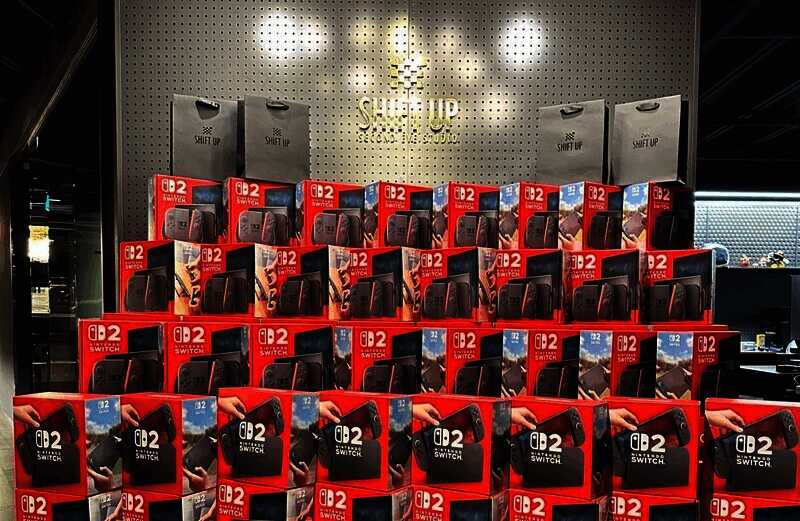 员工开心合影留念,背景为大量Switch2主机