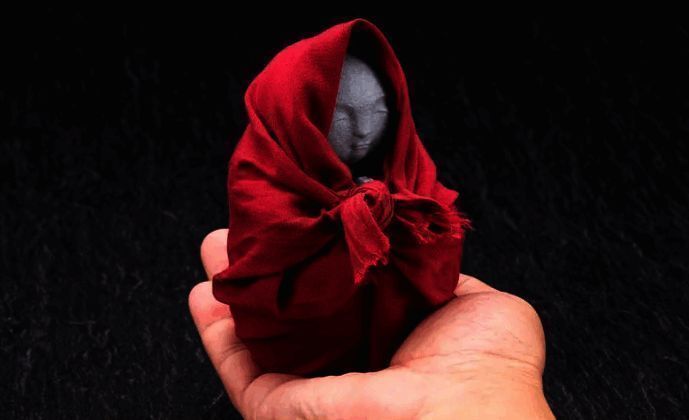 雕像设定草图对比图,体现从概念设计到成品的精妙转化过程