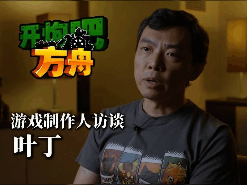 游戏开发团队成员正在电脑前专注调试游戏界面