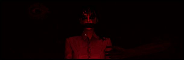 角色在走廊中行走的画面,墙壁上投下诡异阴影