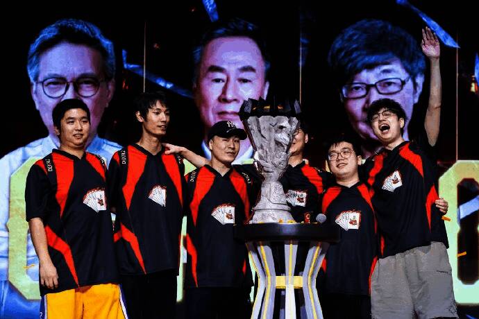 DOTA2不朽杯总决赛现场,选手们神情专注进行激烈对决