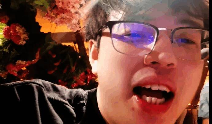 Fade在直播中情绪激动地发表观点,背景为DOTA2游戏画面