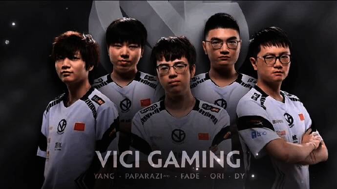 ‘四带二’战队庆祝夺冠时刻,成员表情各异,气氛热烈