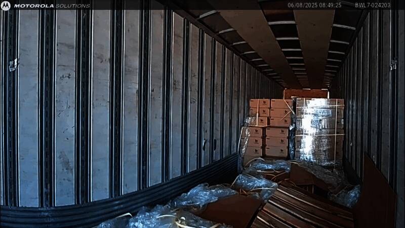 警方正在对被盗车辆进行调查,技术人员在现场采集指纹和DNA样本