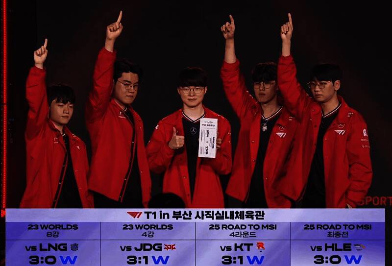 T1战队在比赛中专注操作，气氛紧张而激烈