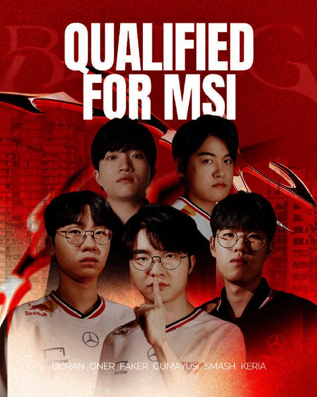 T1队员庆祝胜利，高举双手欢呼雀跃