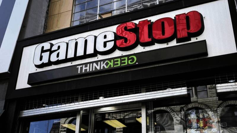 GameStop门店内景,货架上摆放着各类卡牌和电子游戏产品