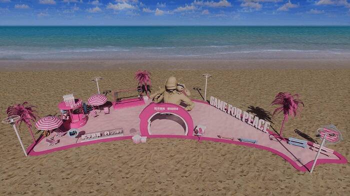 现场游客与巨型三级头沙雕合影留念，气氛热烈