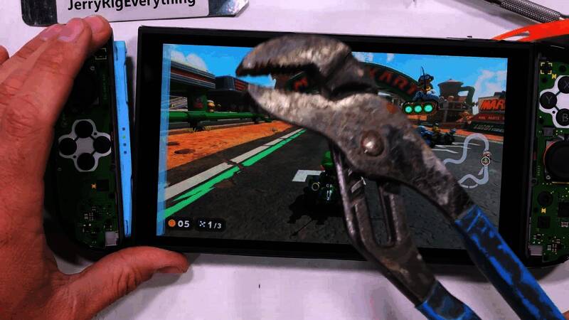 被砸后的Switch 2屏幕特写,可见细微裂痕但仍保持完整