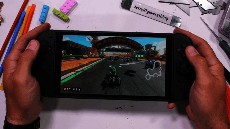 测试过程中的Switch 2设备不同角度特写