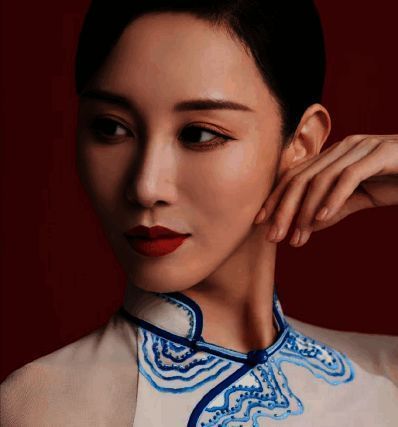 朱洁静在舞台上的经典舞姿,展现东方舞蹈的柔美与力量结合