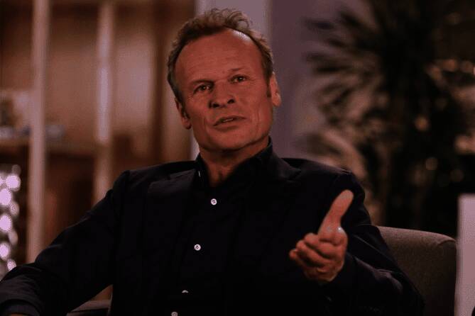 PlayStation高层出席投资者炉边谈话现场,胡尔斯特(左)与西野秀明(中)、林恩·阿扎尔(右)共同回答提问