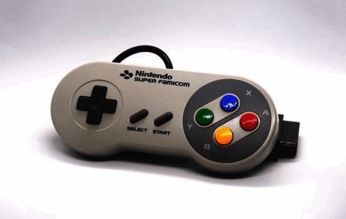 任天堂SFC主机与手柄整体外观展示,复古风格引人回味