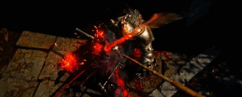 游戏内角色展示流血构筑战斗画面，武器附带火焰特效，背景为黑暗风格场景