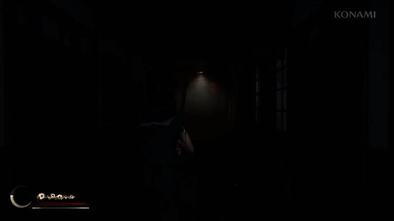 神社鸟居特写,锈迹斑斑的木结构在浓雾中若隐若现