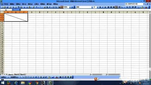 单元格内部正在使用直线工具绘制斜线的示意图