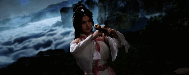 游戏中女主身穿古装侧身而立,背景为古典庭院场景,整体画质清晰细腻