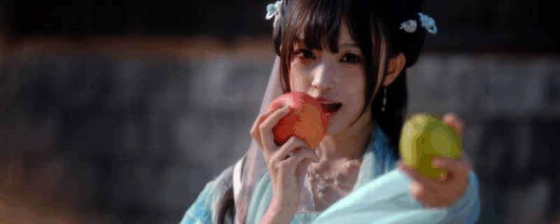 游戏主视觉画面,主角身陷古代战场,身边围绕六位风格各异的女性角色