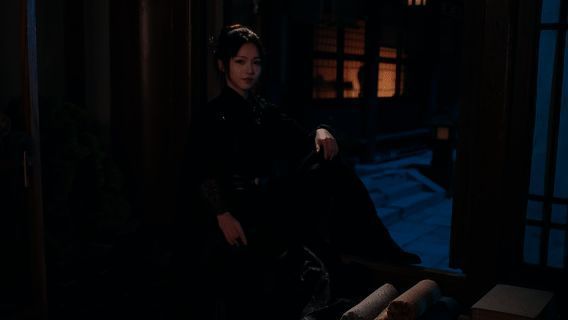 阿宁战斗场景展示,手持短刃,眼神凌厉