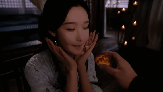 苏清儿书斋独坐场景,身旁堆满书籍,神色忧郁而柔美