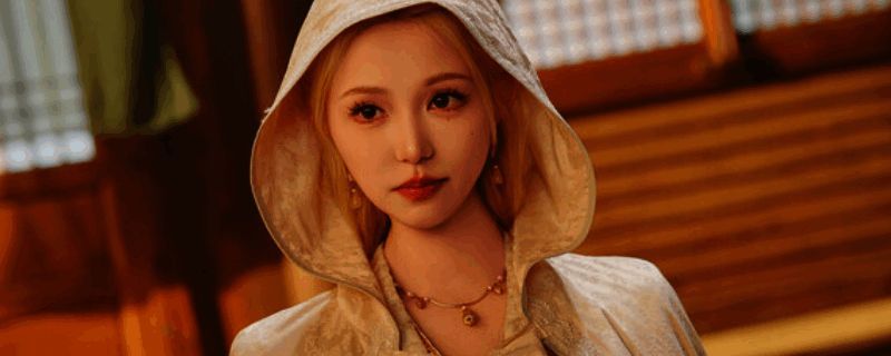 游戏画面展示,主角身处古代庭院中,周围环绕多位古装美女角色,场景唯美梦幻