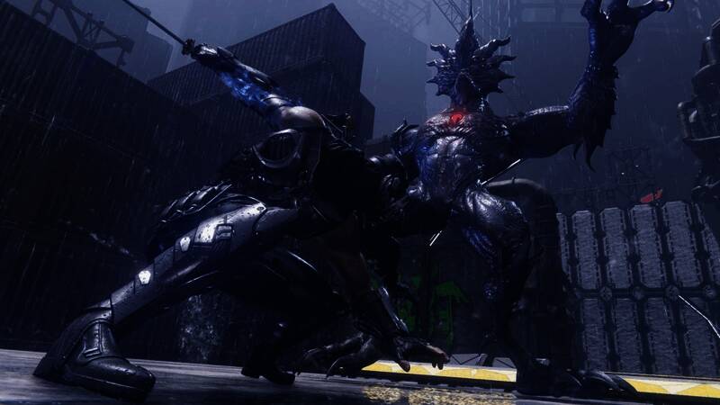 《忍者龙剑传4》游戏封面展示,主角八云手持长剑,身后是未来都市与异界生物的混战场景