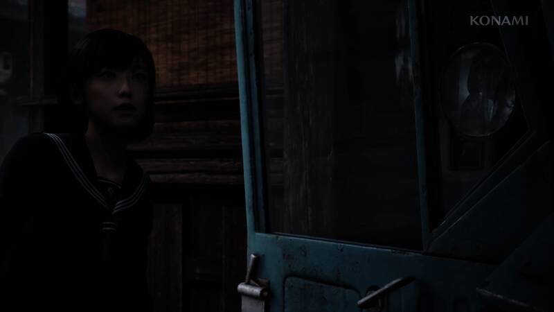 废弃医院走廊,门缝透出微弱光线,营造出未知的恐惧感