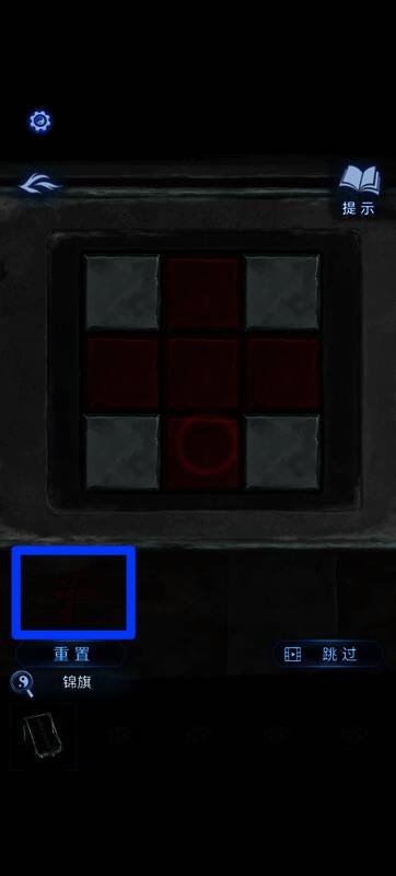 特写镜头显示门上隐藏符号,需仔细观察才能发现