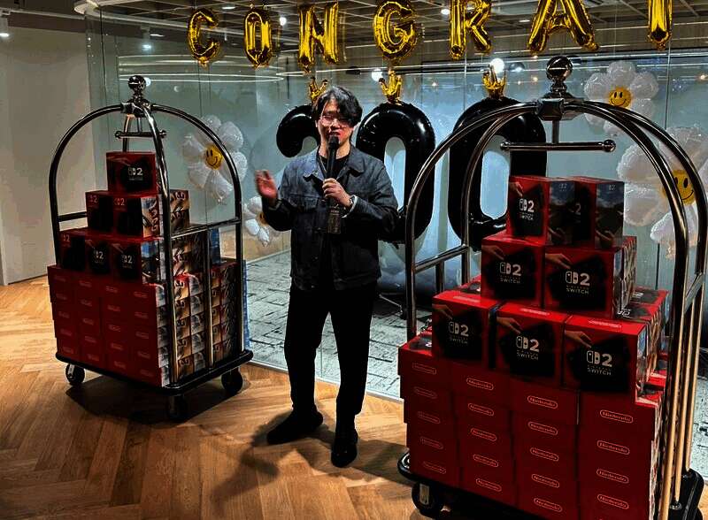 Shift Up员工领取Switch2现场图,成堆的Switch2摆放在推车上