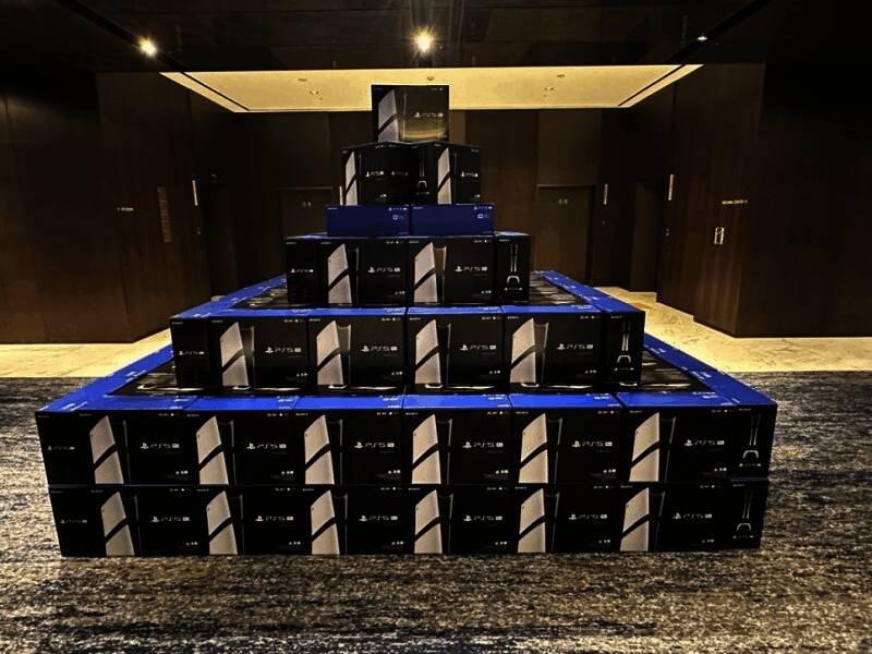 Shift Up高层与员工合影,背景为公司标志墙