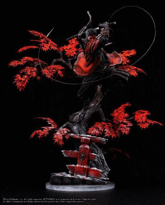 雕像背部视角展示,精细刻画铠甲纹理与武器结构