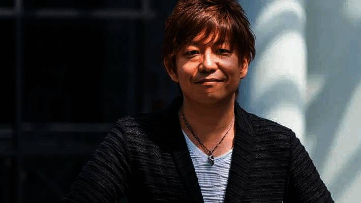 吉田直树接受采访现场照片,背景为《最终幻想16》宣传海报