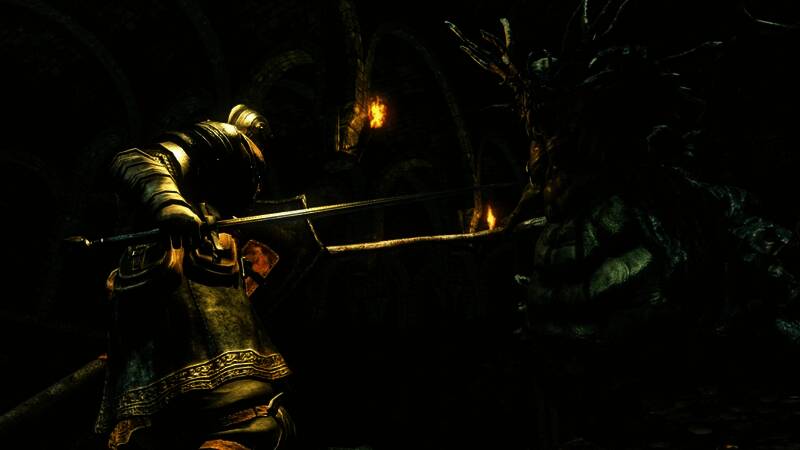 屏幕上显示着《黑暗之魂》通关画面，背景里可以看到满头银发的父亲和年轻的儿子紧紧相拥庆祝胜利瞬间