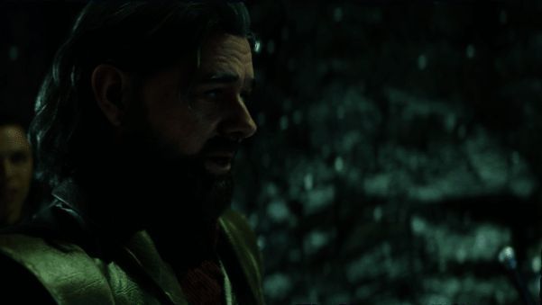 琳恩手持发光武器,目光坚定地望向前方