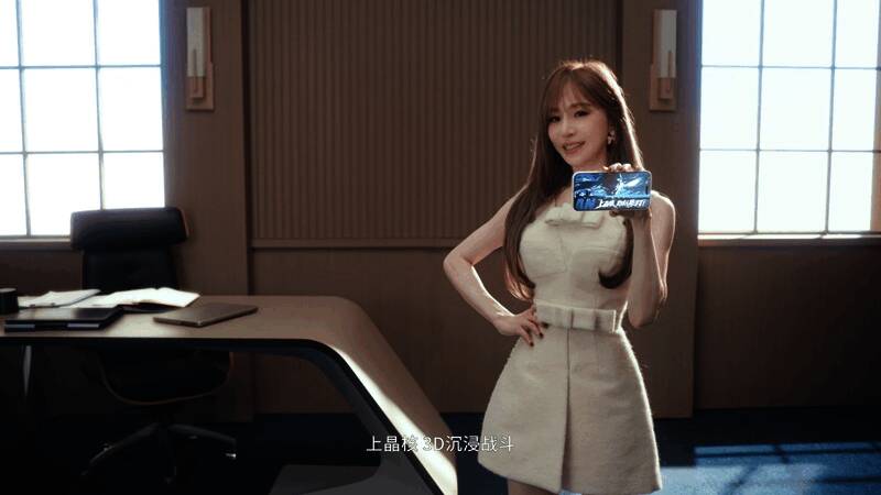 王心凌在飞浪岛舞台上载歌载舞,背景灯光绚丽