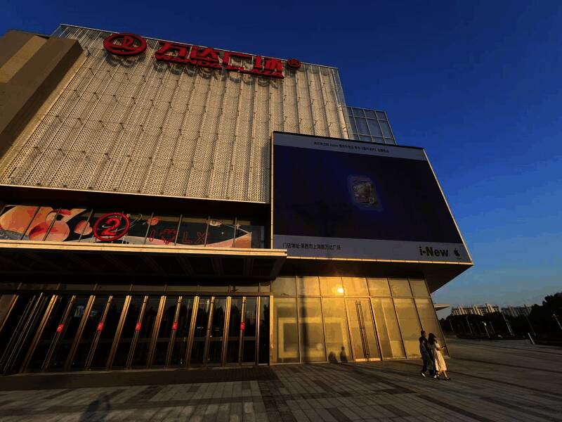 游戏角色在屏幕上展示动态效果,经典形象引发粉丝共鸣