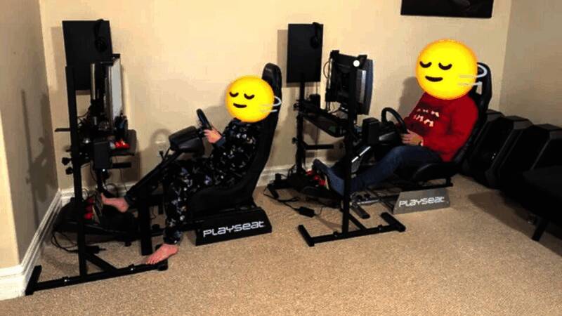 父亲与孩子的街机厅一角，摆放着赛车方向盘和座椅，背景是游戏画面