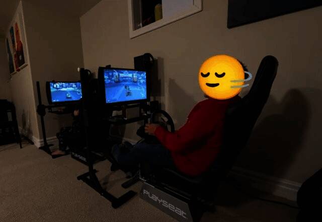 改造后的街机设备正面视角，方向盘、座椅和屏幕一应俱全