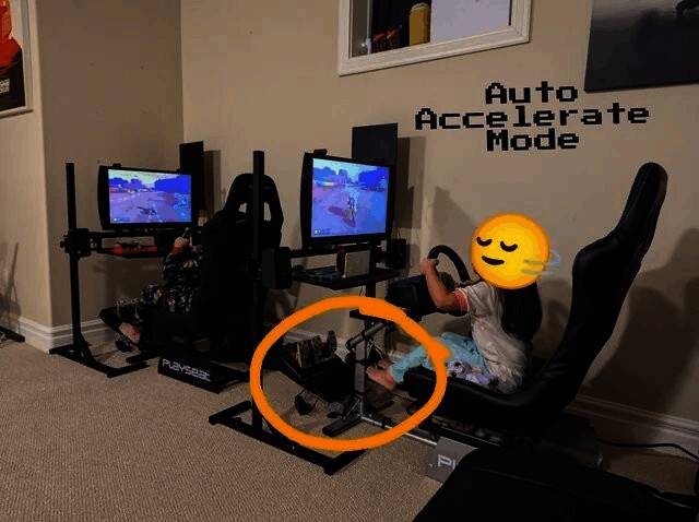 家庭赛车场模式下孩子用手机扫描创建赛道的画面