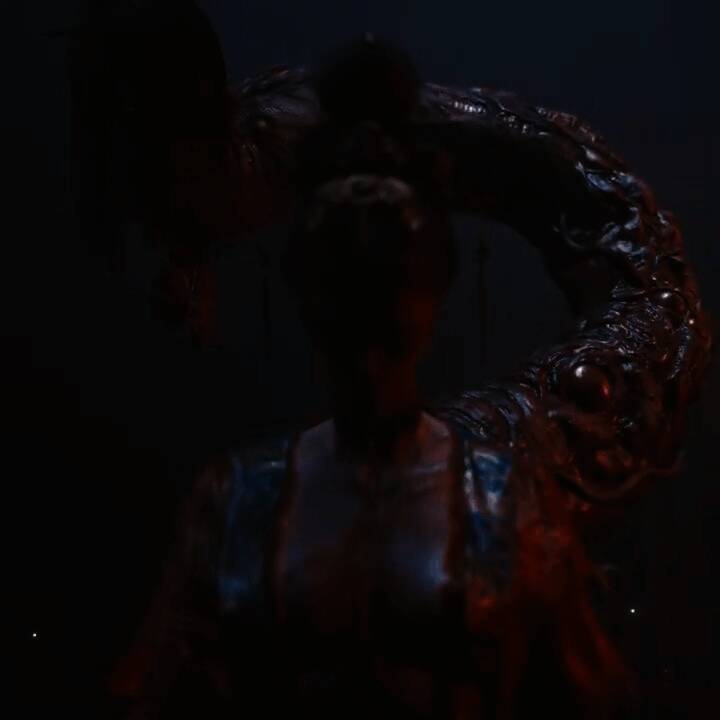 夜晚场景下的密林探索,主角手持火把照亮前路,气氛神秘