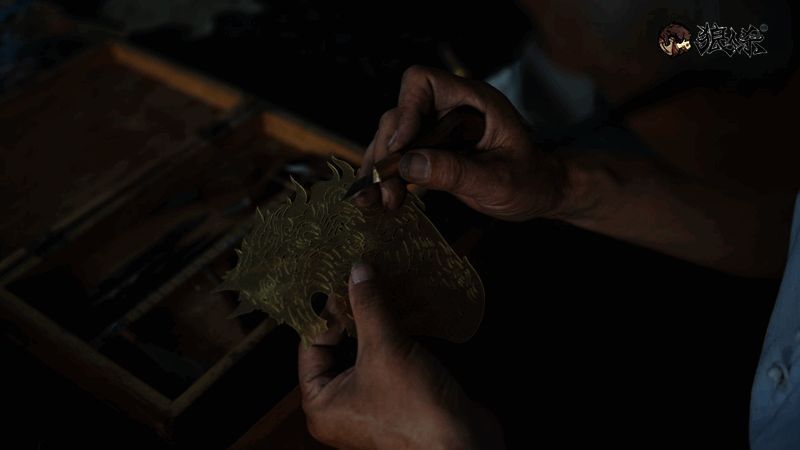 張華州正在演示皮影雕刻過程，展現精湛技藝