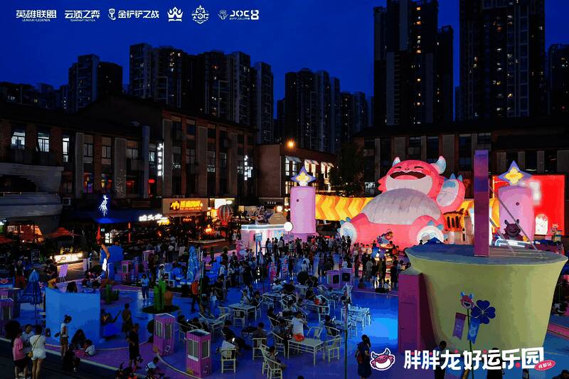 东郊记忆活动现场,观众在‘天胡茶馆’边喝茶边观看比赛直播,氛围轻松愉快