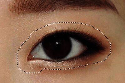 使用钢笔工具勾勒眼部轮廓,精准描绘双眼皮线条