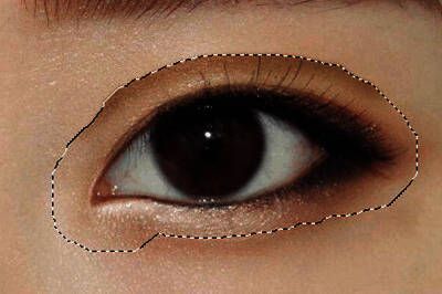 使用加深工具涂抹后的效果,初步呈现双眼皮轮廓